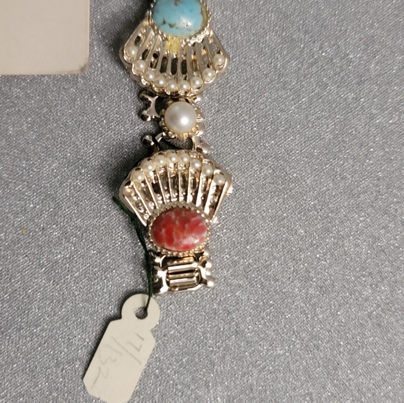 Absolutely stunning Vintage Bracelet with Clip on earrings - Picture 7 of 9